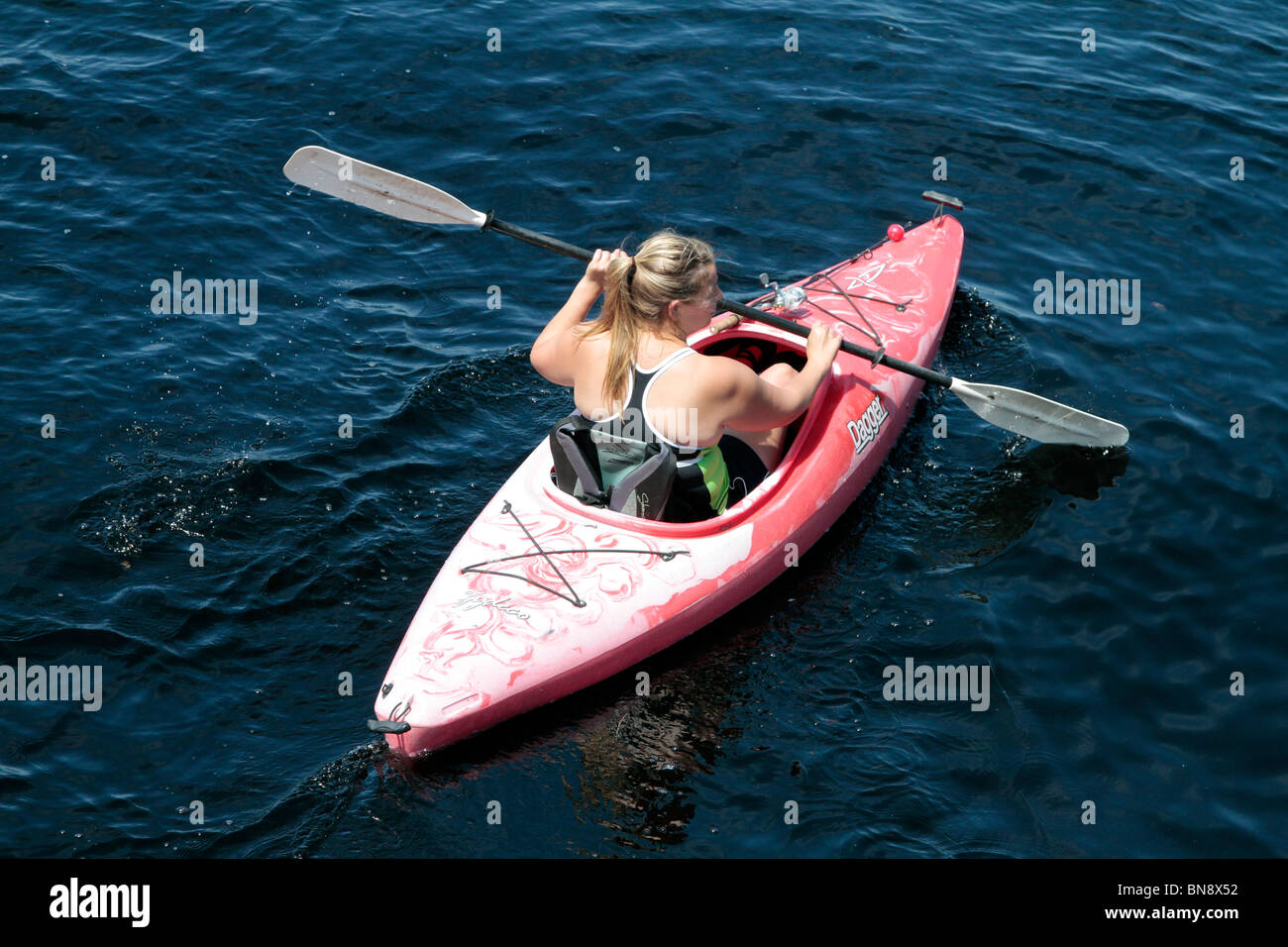 Pink kayak -Fotos und -Bildmaterial in hoher Auflösung – Alamy