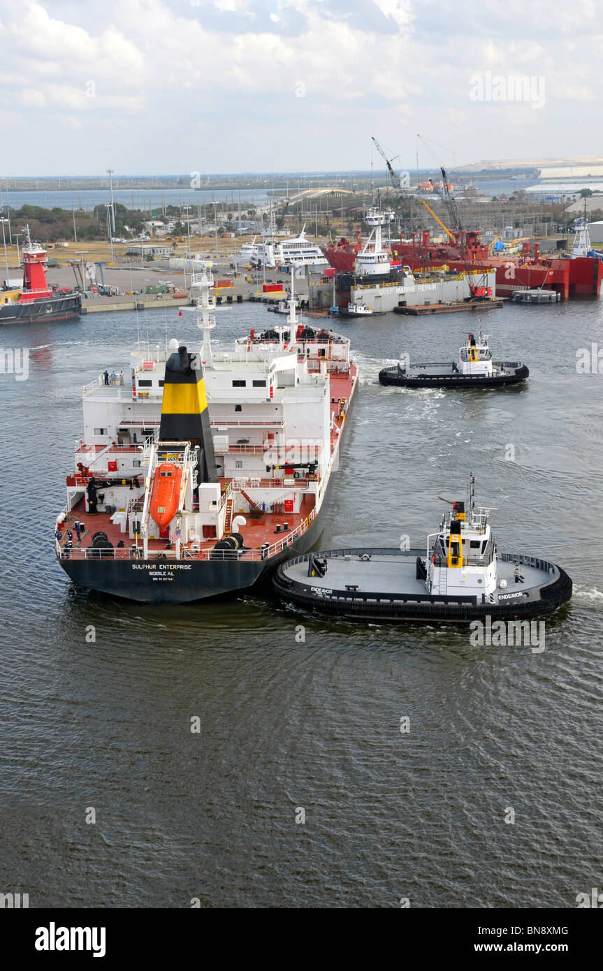 Schlepper, die Barge in Tampa Bay Florida Wasserstraße Hafenkanal bewegen Stockfoto