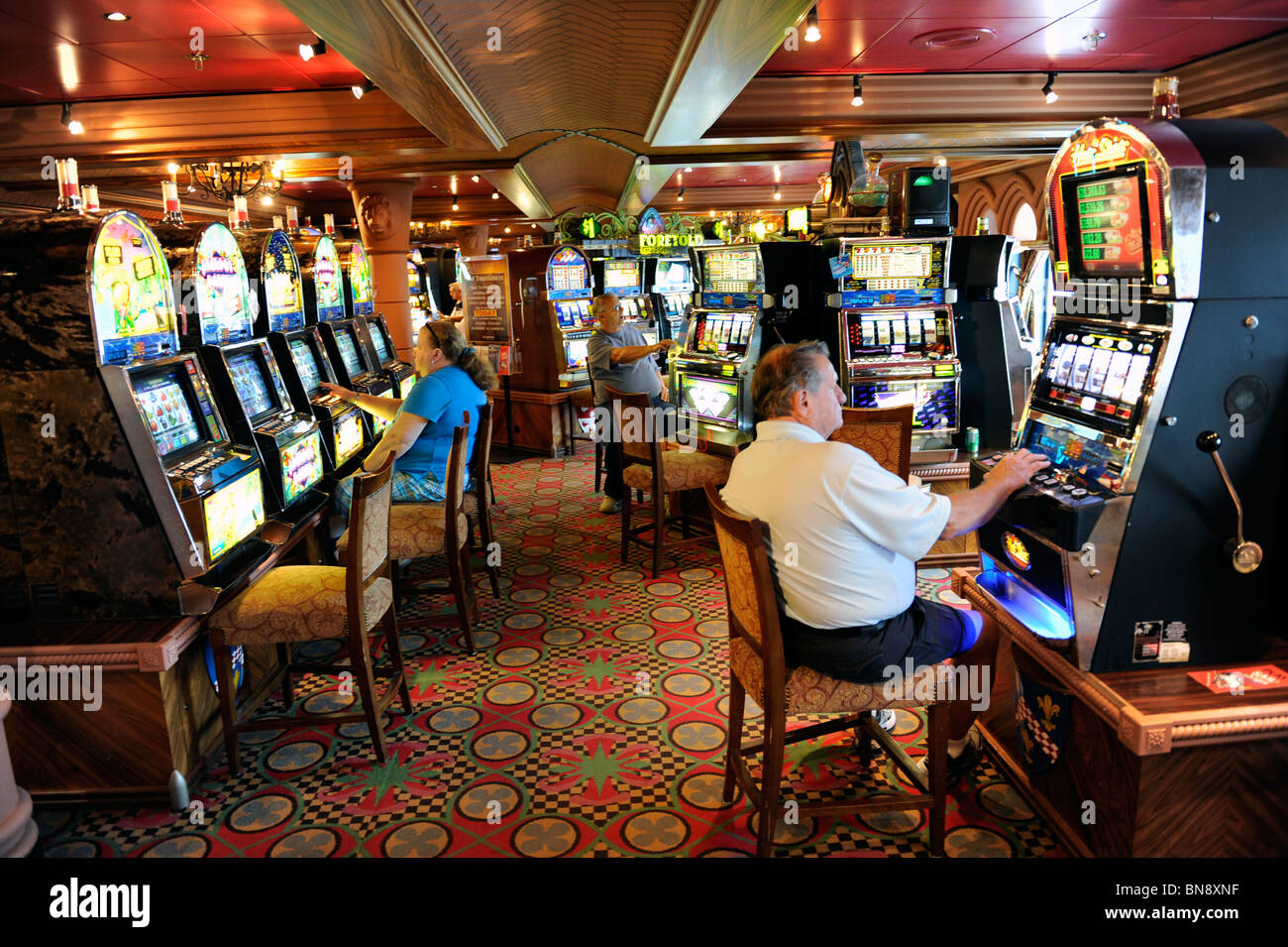 Glücksspiel Casino Spielautomaten auf Karibik Kreuzfahrt Schiff Stockfoto