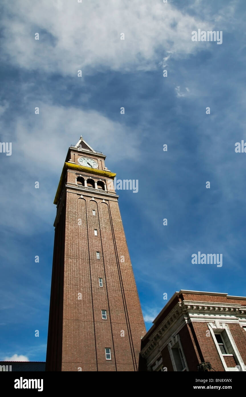 Niedrigen Winkel-Blick auf den Uhrturm und außen an der King Street Station im Stadtteil Pioneer Square in Seattle, WA. Stockfoto