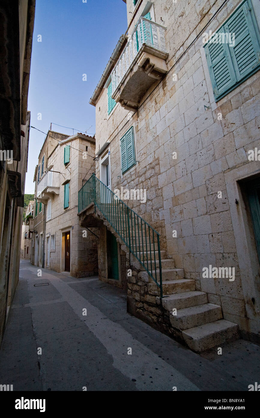 Eine schmale Hauptstraße in Fischen Dorf von Komiza auf der Insel Vis, Kroatien. Stockfoto