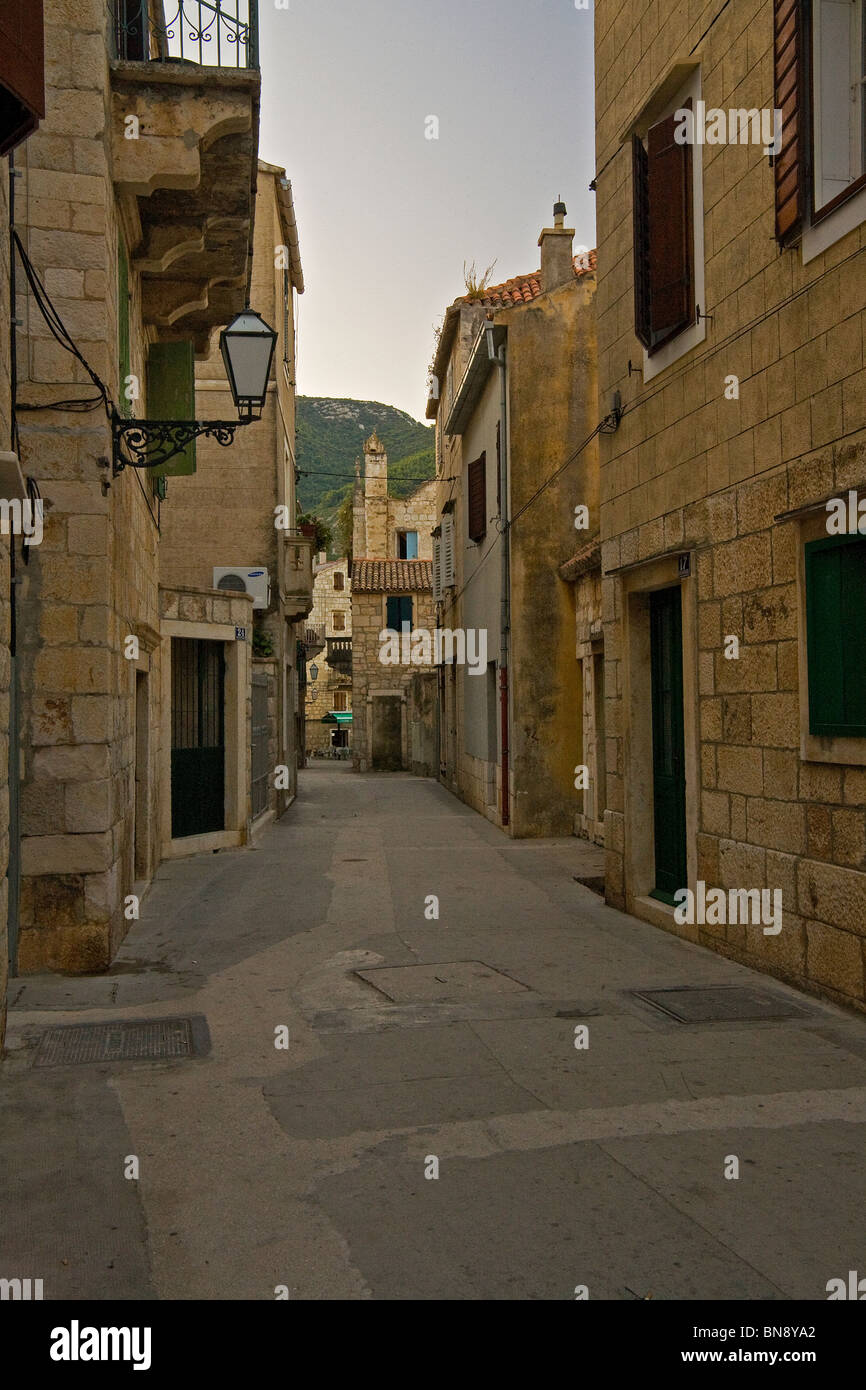 Eine schmale Hauptstraße in Fischen Dorf von Komiza auf der Insel Vis, Kroatien. Stockfoto