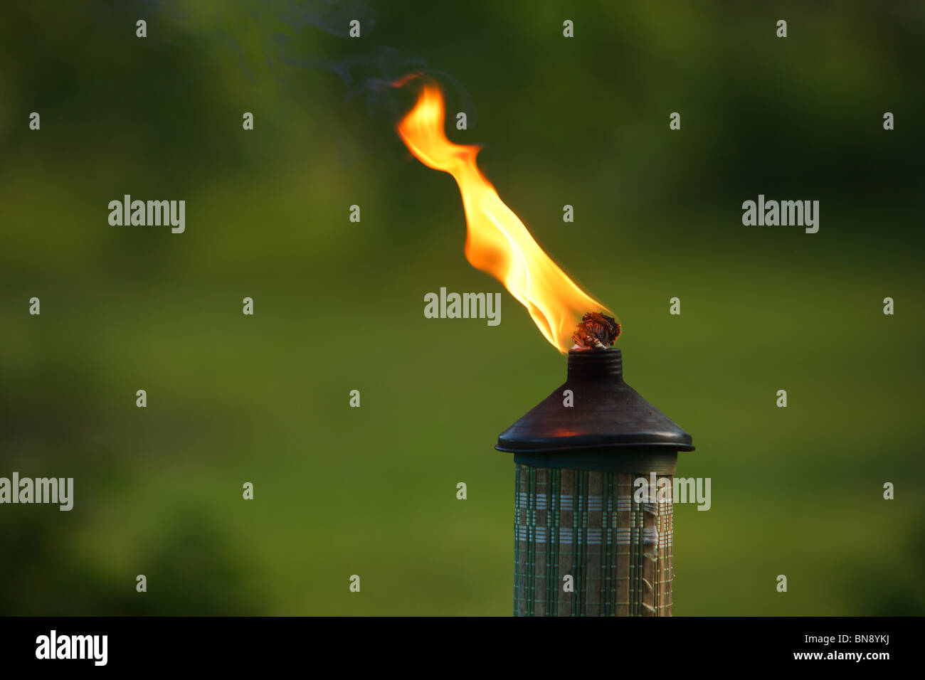 Garten Fackel Flamme Closeup über unscharfen Hintergrund Stockfoto