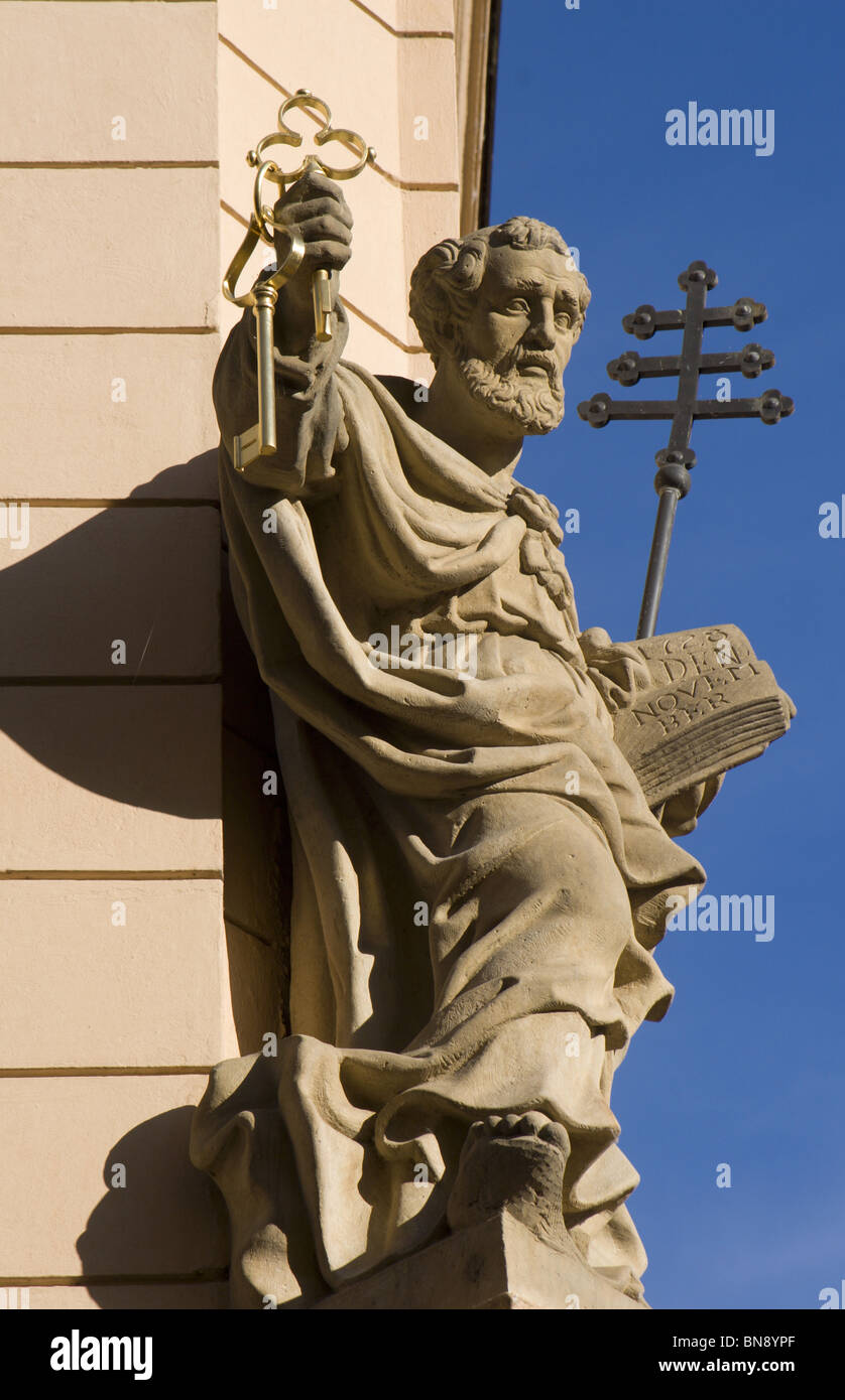Prag - st. Peter Staue an der Fassade des Hauses Stockfoto