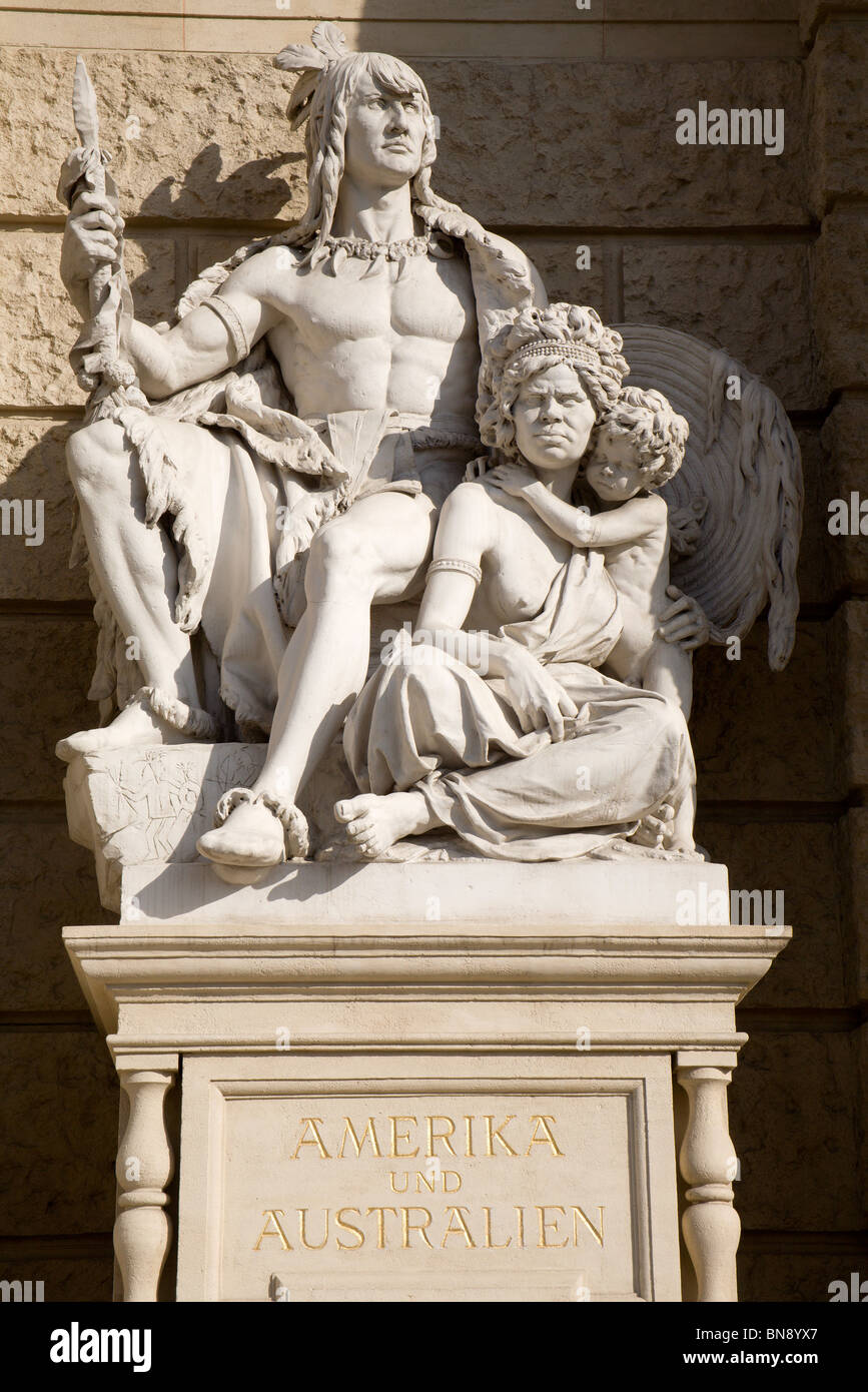 Wien - Statue von Amerika und Australien vom Museum der Geschichte der Natur Stockfoto