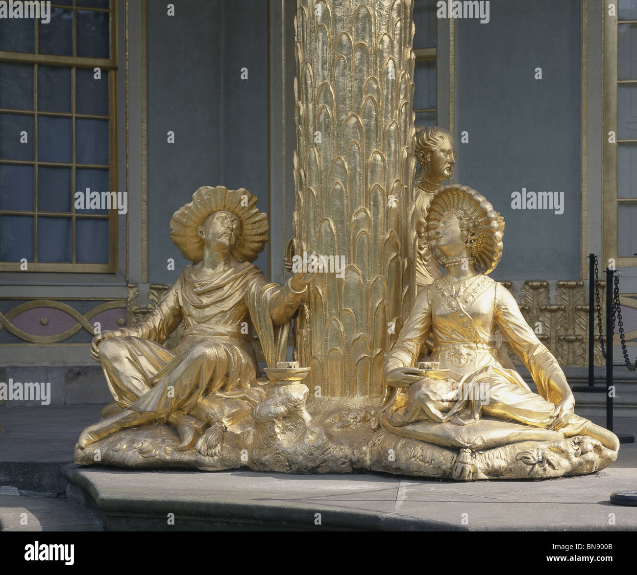 Sans Souci-Palast, Potsdam, Deutschland. Von Frederick II. (der große) von Preußen für sich selbst. Vergoldete Figuren, Chinesisches Teehaus Stockfoto