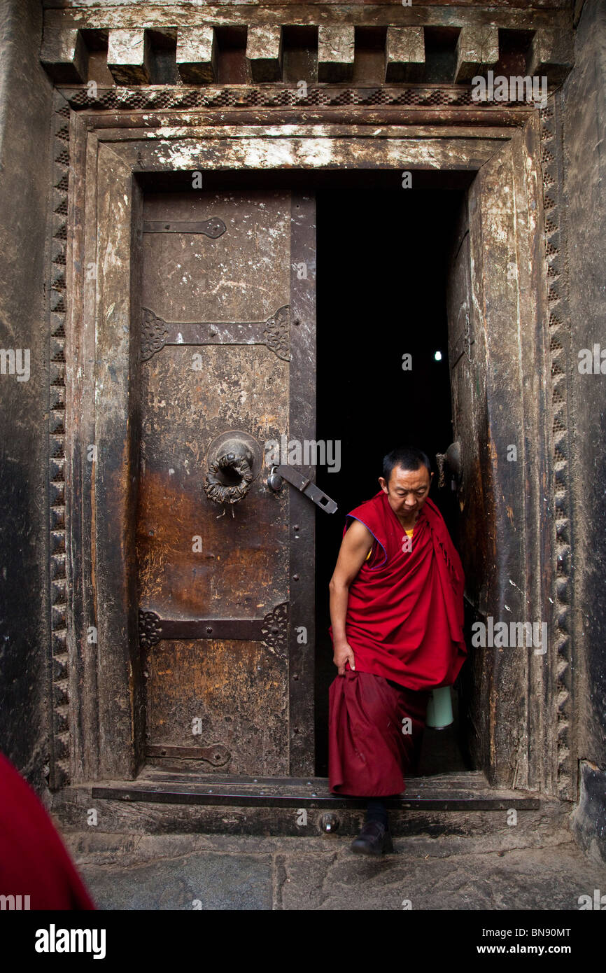 Mönch in einem Hauseingang im Sera-Kloster in Lhasa, Tibet Stockfoto