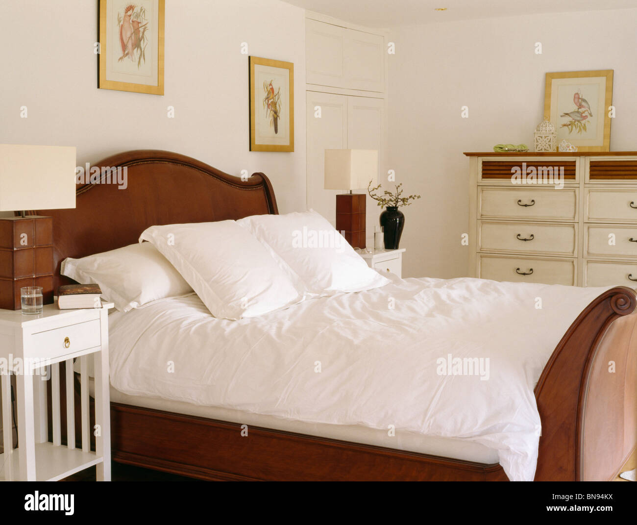 Weißen Kissen und Quilt auf Mahagoni Bett im Schlafzimmer Creme Land  Stockfotografie - Alamy