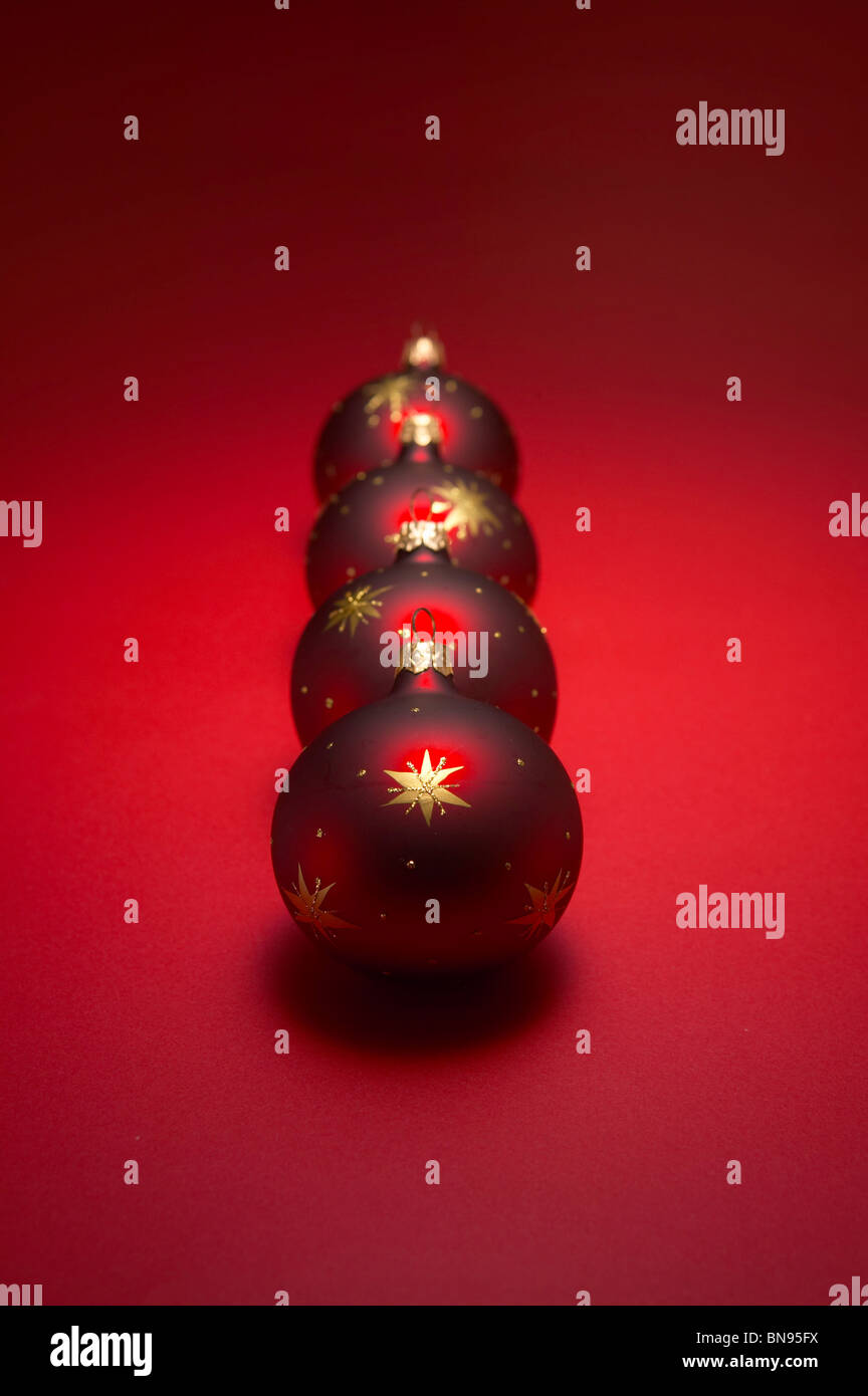 Rote Christbaumkugeln. Stockfoto