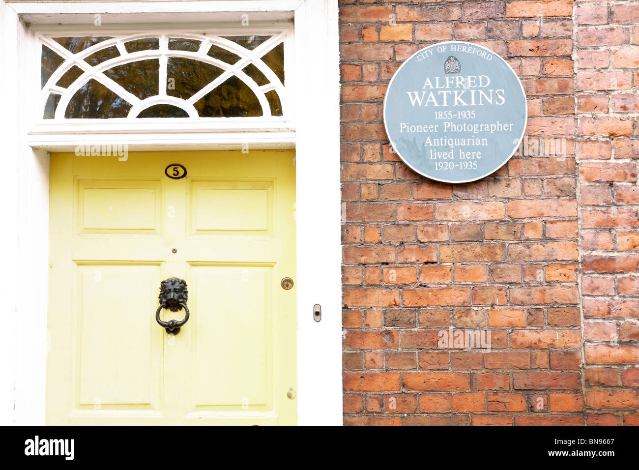 Gelbe Haustür keine 5 Harley Gericht, Hereford (Alfred Watkins, Pionier Fotograf & Antiquariat). Stockfoto