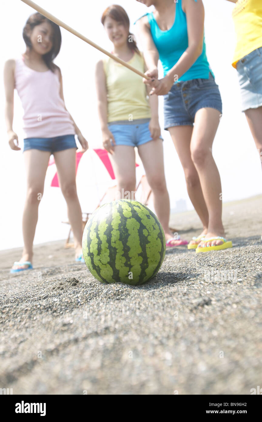 Vier Freunde schlagen eine Wassermelone mit einem Stock zu brechen Es  shonan Präfektur Kanagawa Japan Stockfotografie - Alamy