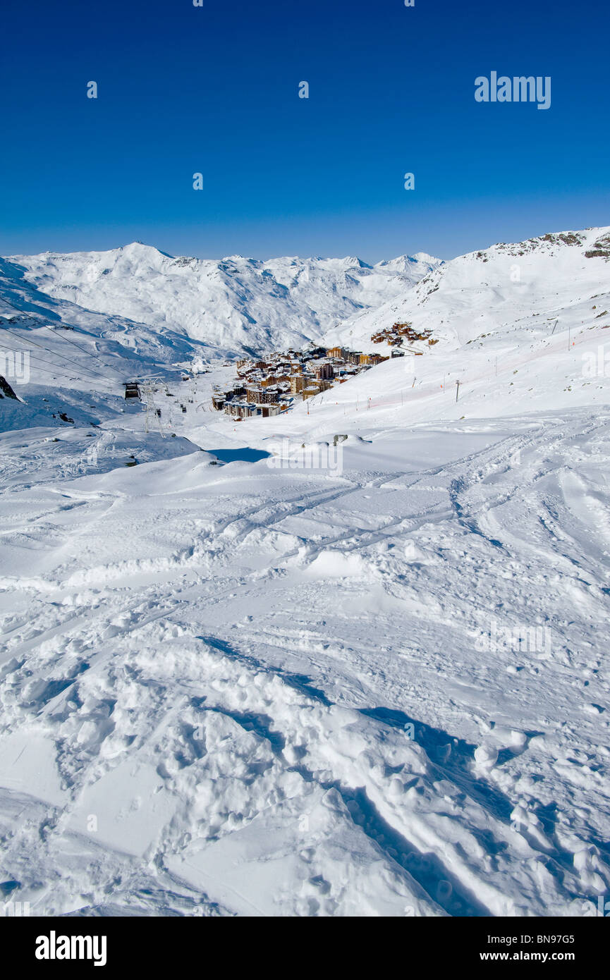 Blick von den Skipisten von einem Bergdorf Stockfoto