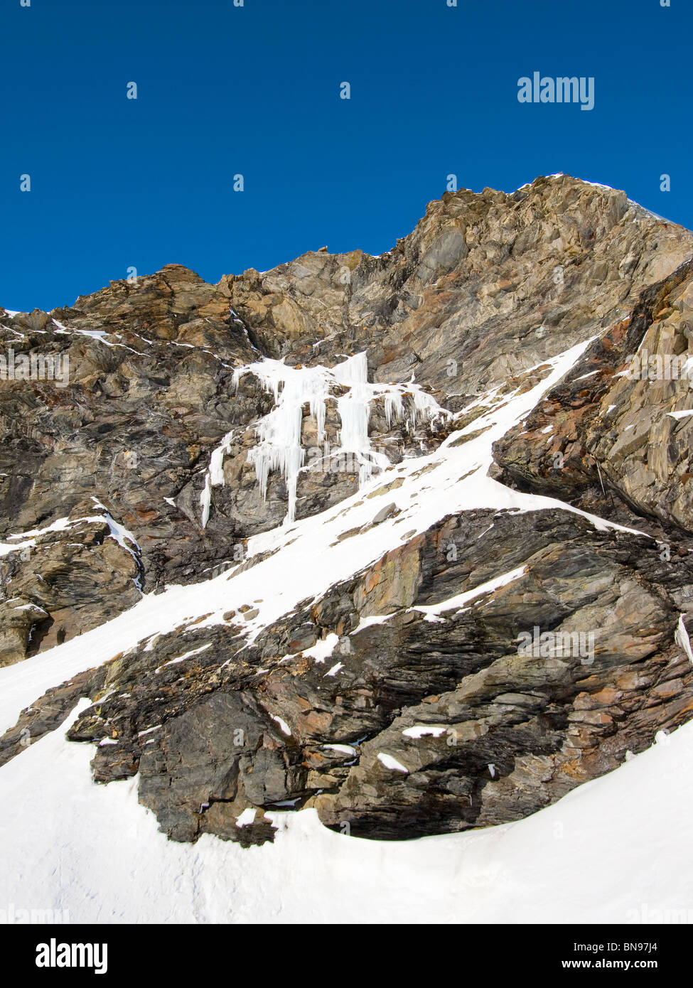 Ein gefrorener Wasserfall am oberen Rand eine alpine mountain Stockfoto