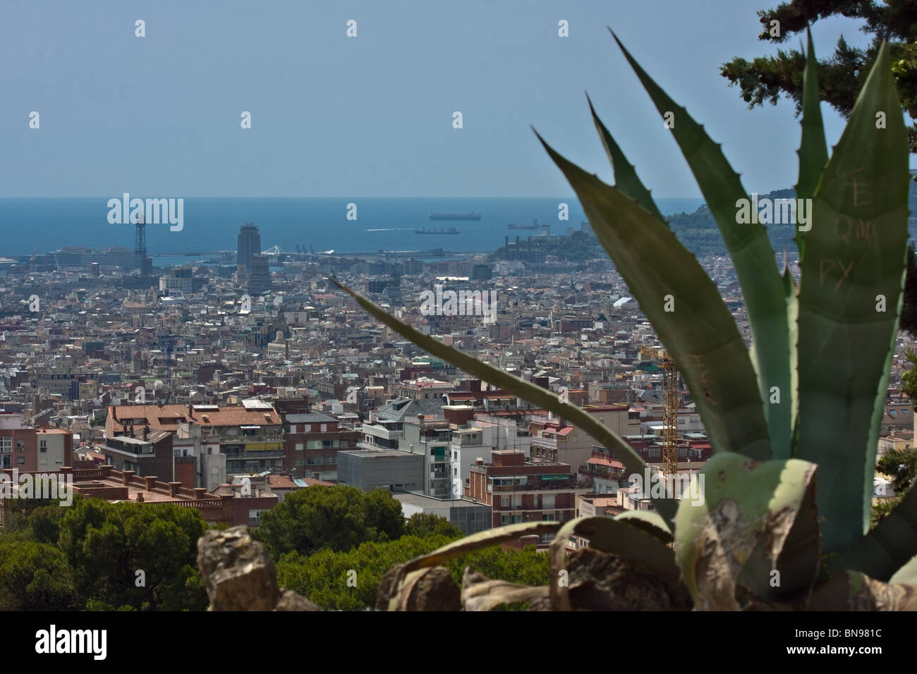 Barcelona, Spanien Juni 2009. Blick über die Stadt und den Hafen von Antonio Gaudis Park Güell. Horizontale Stockfoto