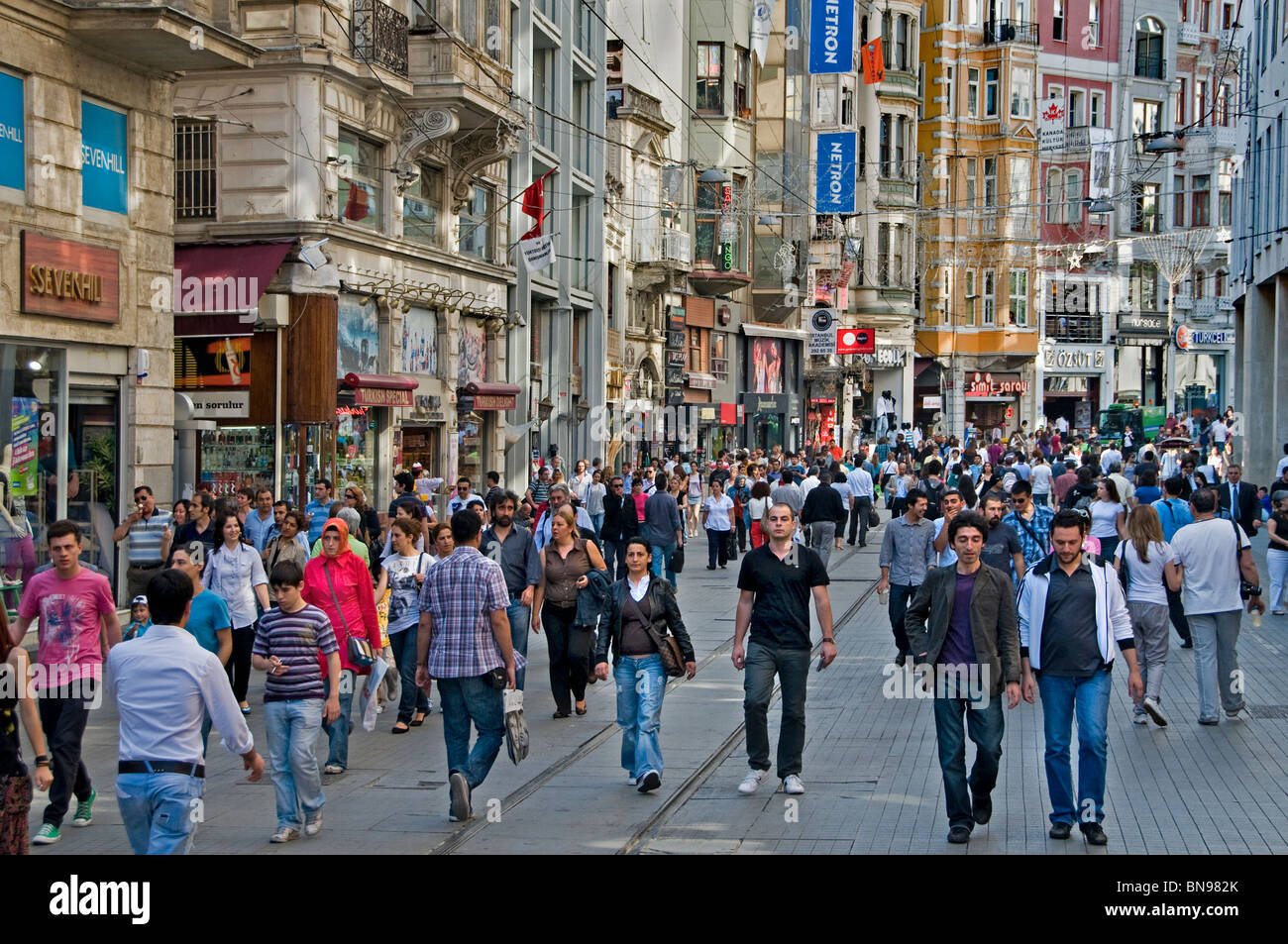 Istanbul Istiklal Caddesi Beyoglu street Einkaufsviertel Stockfoto