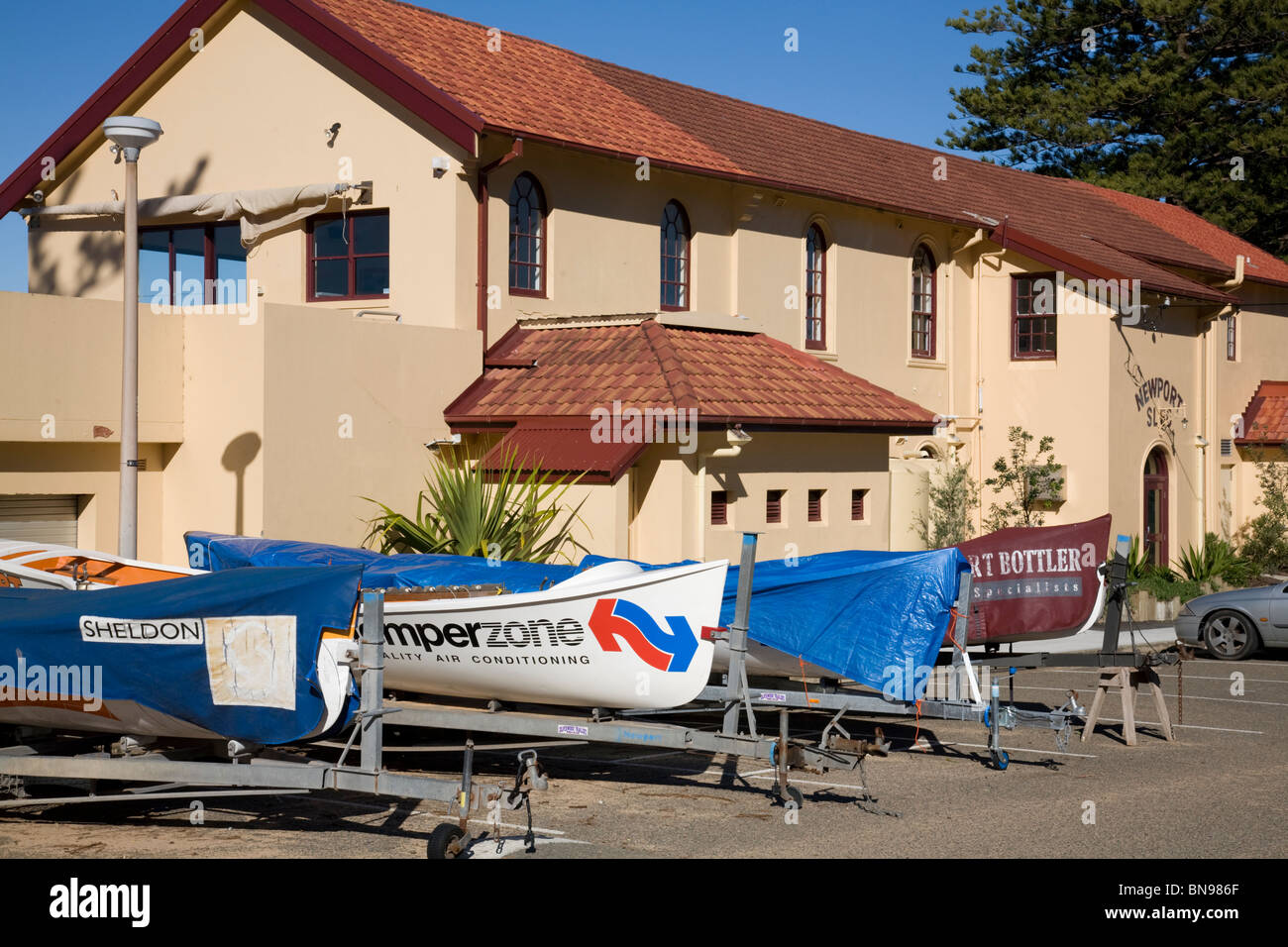 Newport Surf lebensrettende Club auf Sydneys Nordstrände mit traditionellen Surf Ruder Rettungsbooten außerhalb Stockfoto