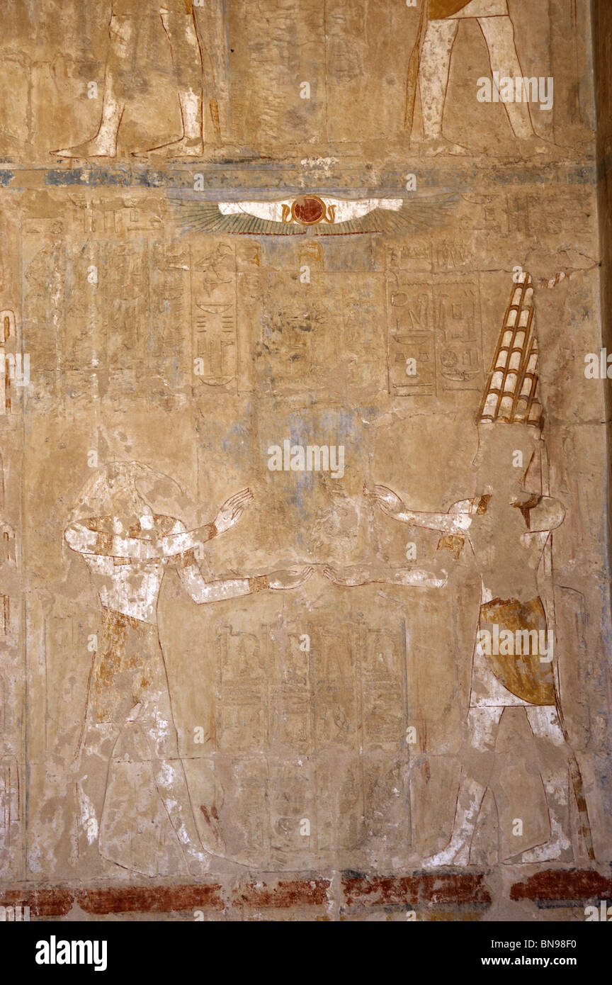 Gott Anubis (Schakal-Gesicht) und Gott Amun (Feder Kopfschmuck). Tempel der Hatschepsut.  Deir El-Bahari. Ägypten. Stockfoto