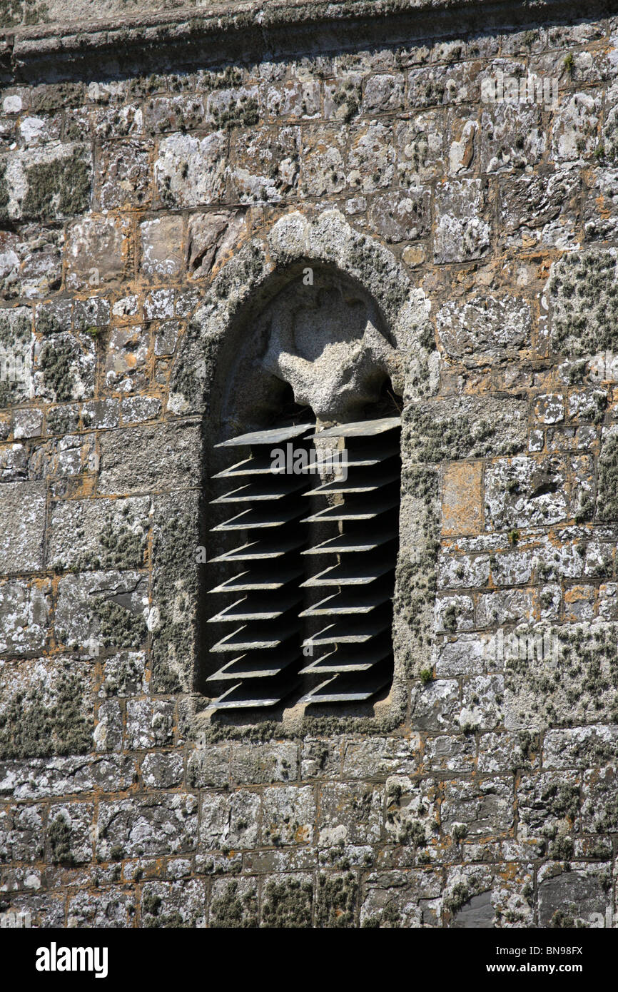 Architektonischen Besonderheiten der Kirche; Schiefer als solide Deflektoren im Glockenturm Fenster verwendet Stockfoto