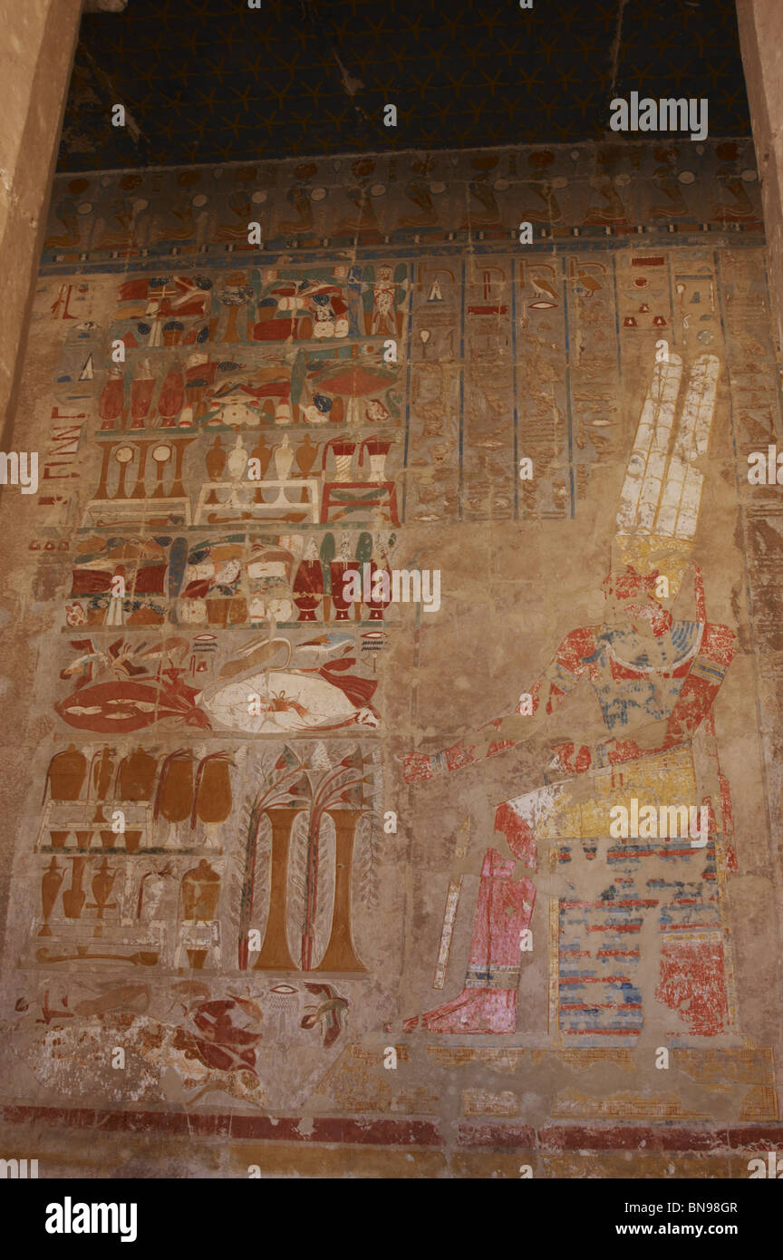 Gott Amun, sitzen an einem Tisch angeboten. Relief. Tempel der Hatschepsut. Deir el-Bahari. Ägypten. Stockfoto