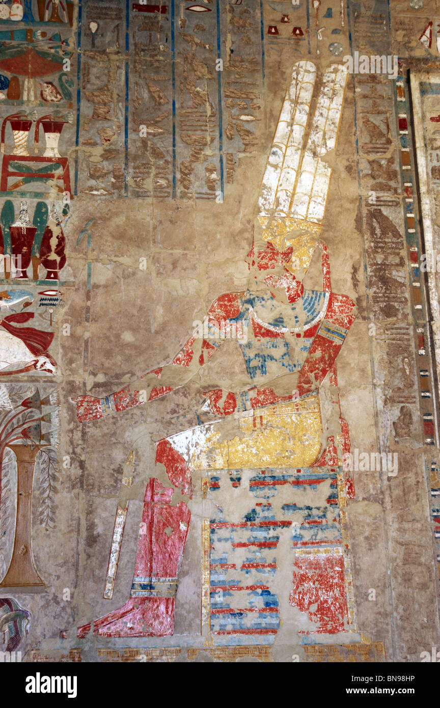 Gott Amun, sitzen an einem Tisch angeboten. Relief. Tempel der Hatschepsut. Deir el-Bahari. Ägypten. Stockfoto