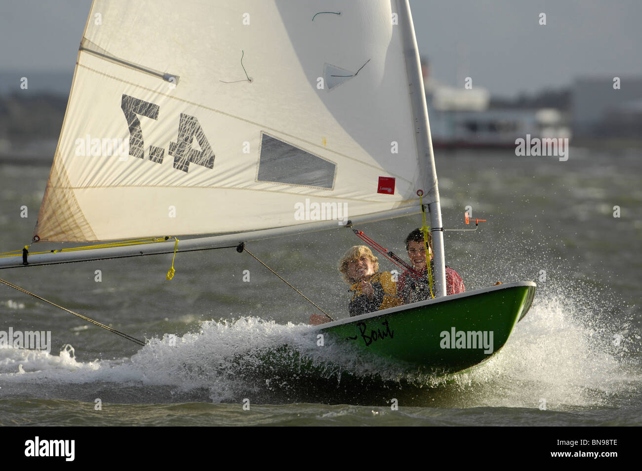 Zwei jungen ein Laser Segelyacht in 18 Knoten Wind auf dem Fluss Hamble. Vereinigtes Königreich. Stockfoto