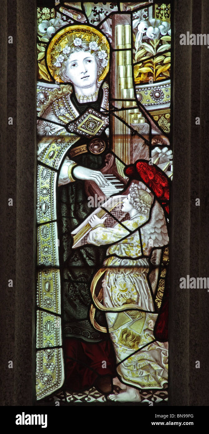 Detail aus einem Buntglas-Fenster Darstellung Saint Cecilia eine tragbare Orgel zu spielen Stockfoto