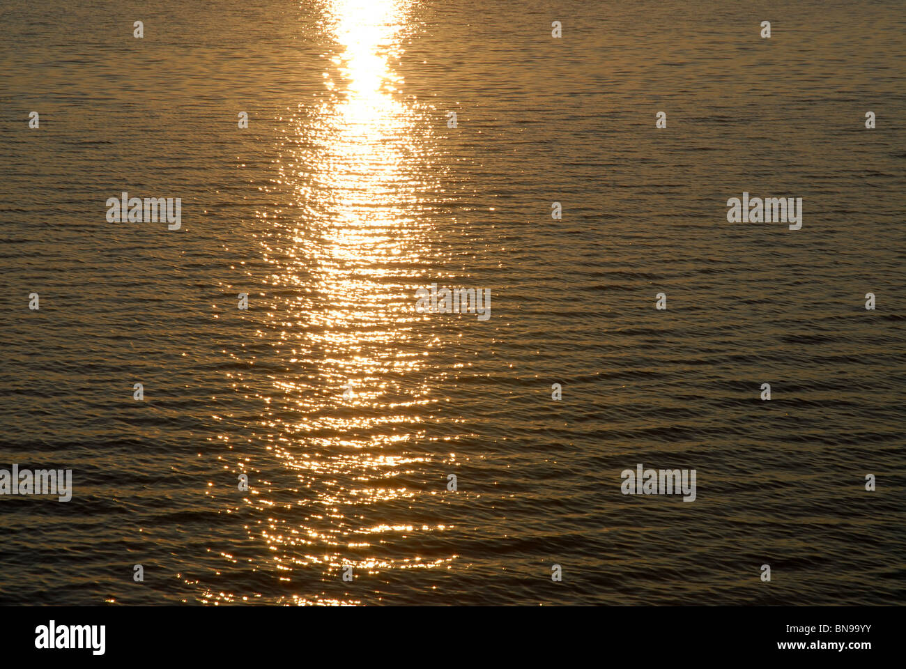 Sonnenlicht auf dem Wasser bei Sonnenuntergang, Murnau bin Staffelsee, Garmisch-Partenkirchen, Oberbayern, Bayern, Deutschland Stockfoto