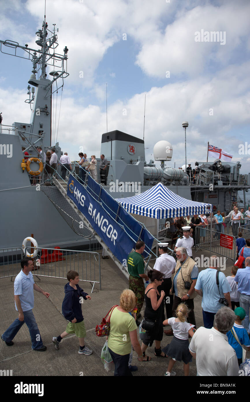 Besucher besuchen HMS Bangor angedockt an der Eisenhower-Pier in Bangor, County down Streitkräfte tagsüber 2010 Stockfoto