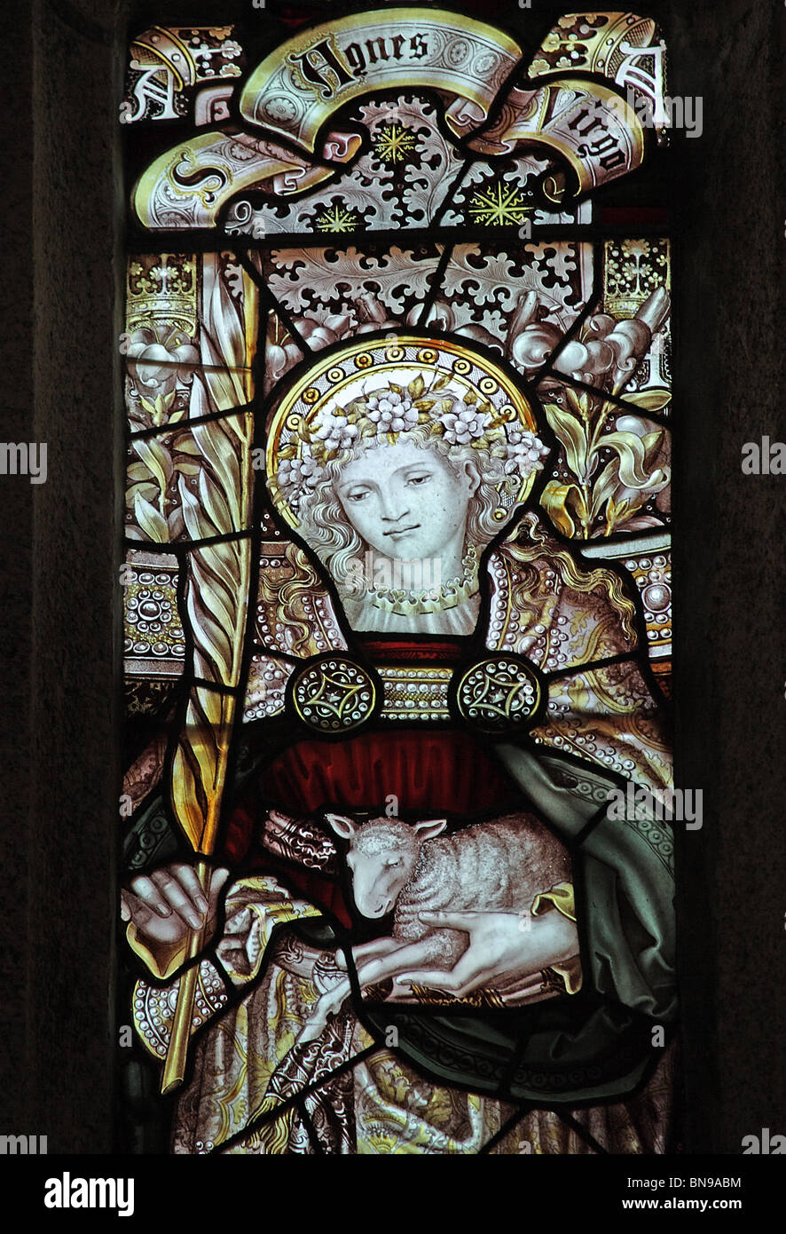 Detail der ein Buntglasfenster, die Darstellung der Heiligen Agnes hält ein Lamm Stockfoto