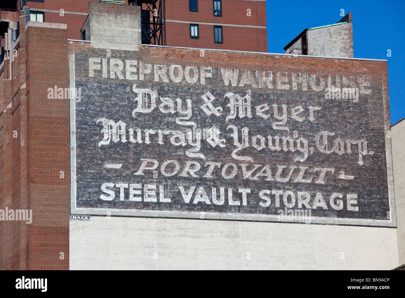 Verblasste Plakatwand in Upper East Side von Manhattan, New York Stockfoto
