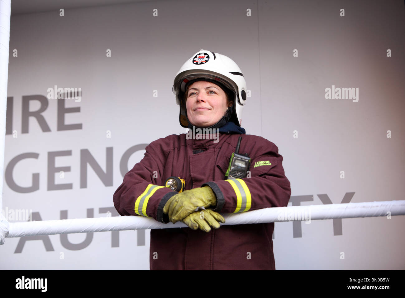 Ein weibliches Mitglied der London Fire Authority, die Teilnahme an der neuen Jahre Day Parade, Westminster, London, SW1. Stockfoto