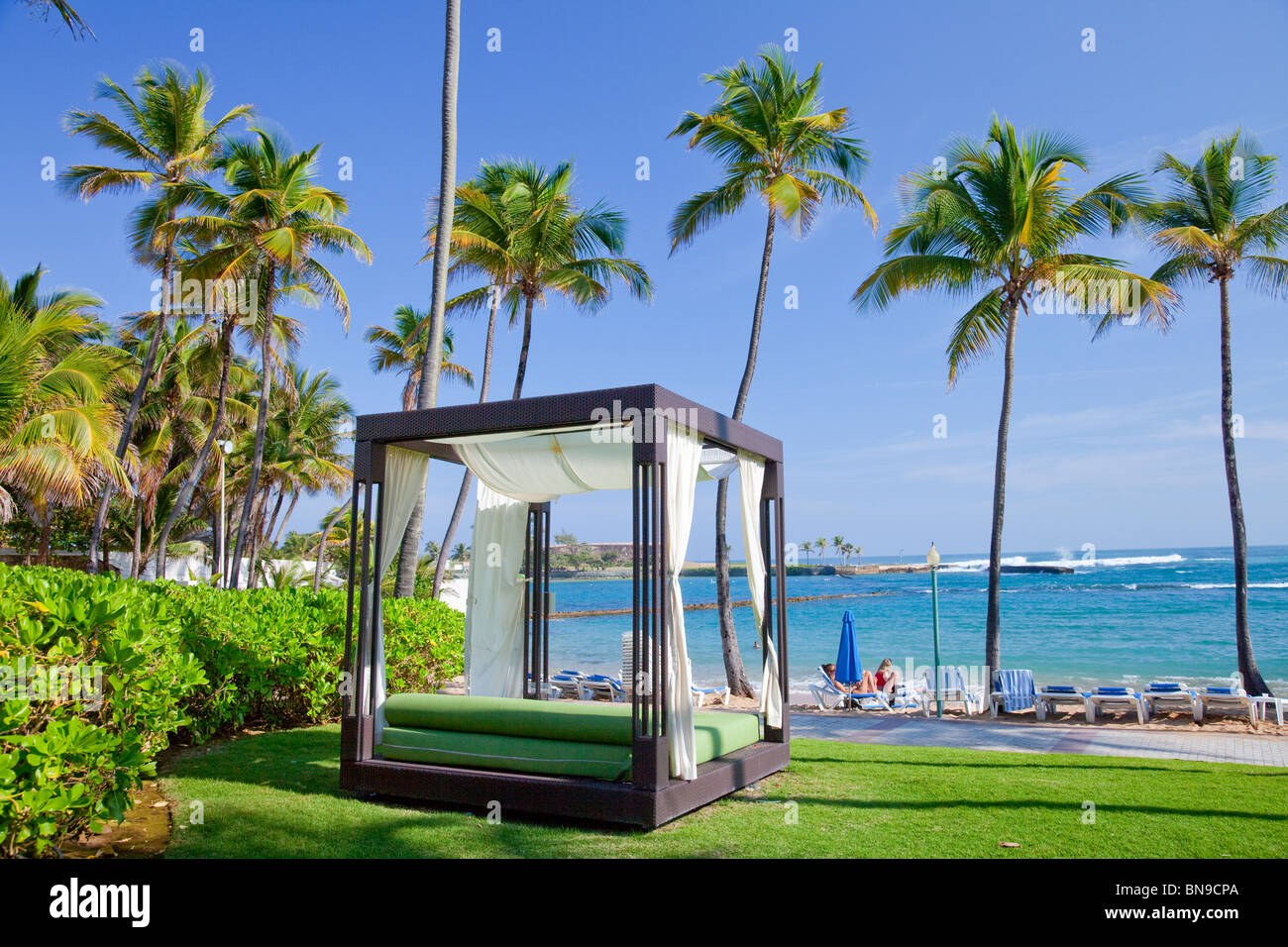 Eine Massage Cabana am Strand im Caribe Hilton Resort in San Juan, Puerto Rico, West Indies. Stockfoto