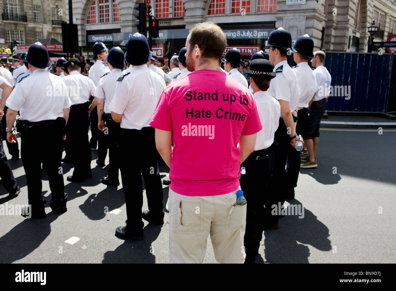 Teilnehmer tragen eine t-Shirt "aufstehen, um Hassverbrechen" während der Pride London feiern. Stockfoto