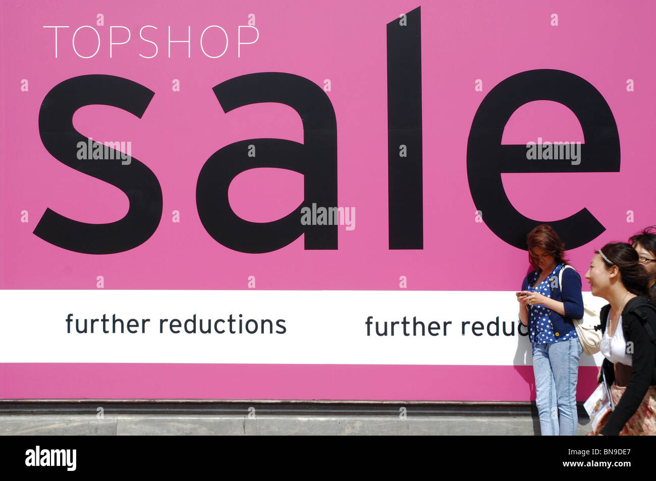 Verkaufsschild im Fenster Topshop in Princes Street, Edinburgh. Stockfoto