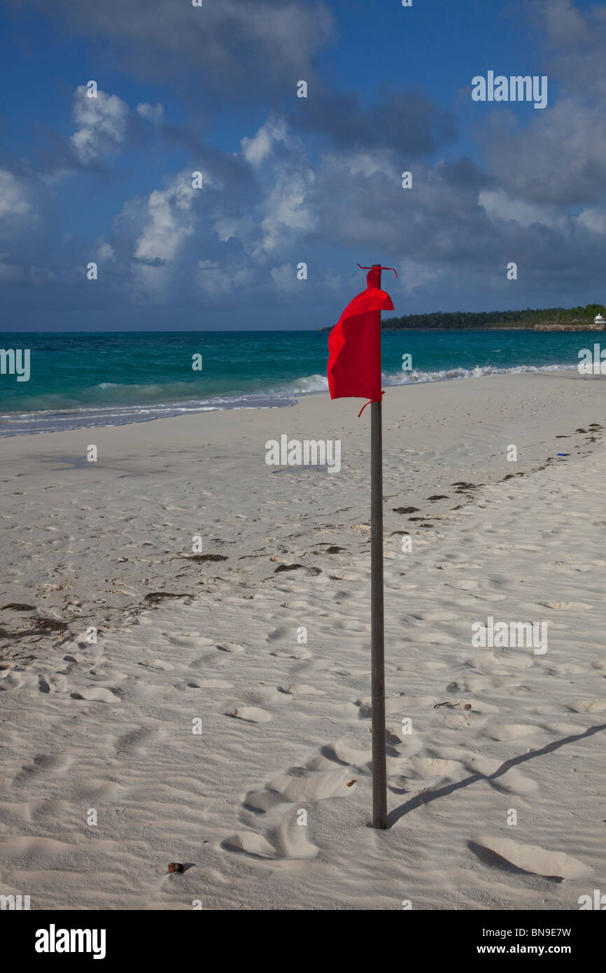 rote Warnung Flagge am Karibik-Strand. Stockfoto