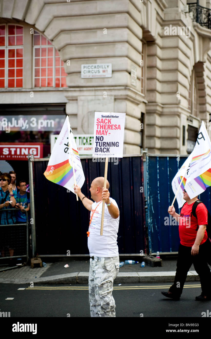 Ein Teilnehmer mit einem Plakat während der Pride London feiern. Foto von Gordon Scammell Stockfoto