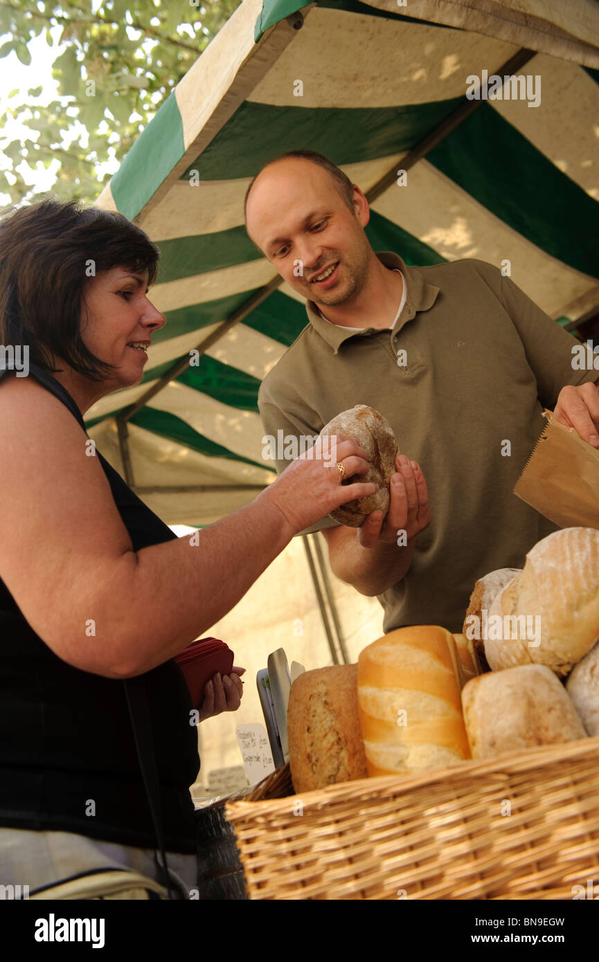 Ein Mann verkauft seine frische gebackene Brot am Bauernmarkt Aberystwyth, Wales UK Stockfoto