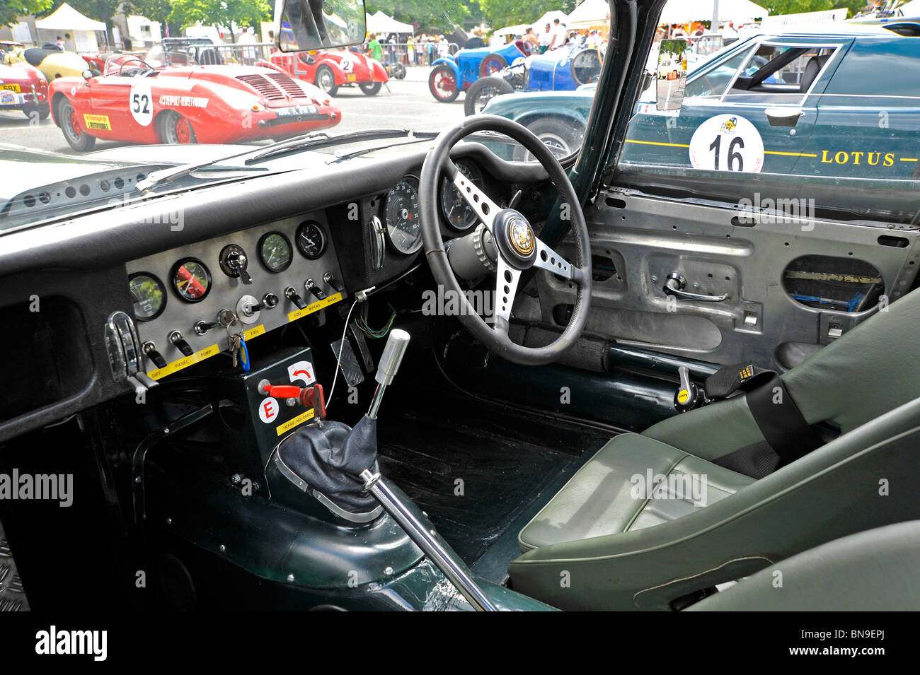 Oldtimer Jaguar E Typ Interieur auf dem Display an Bressuire Deux-Sèvres Frankreich Stockfoto