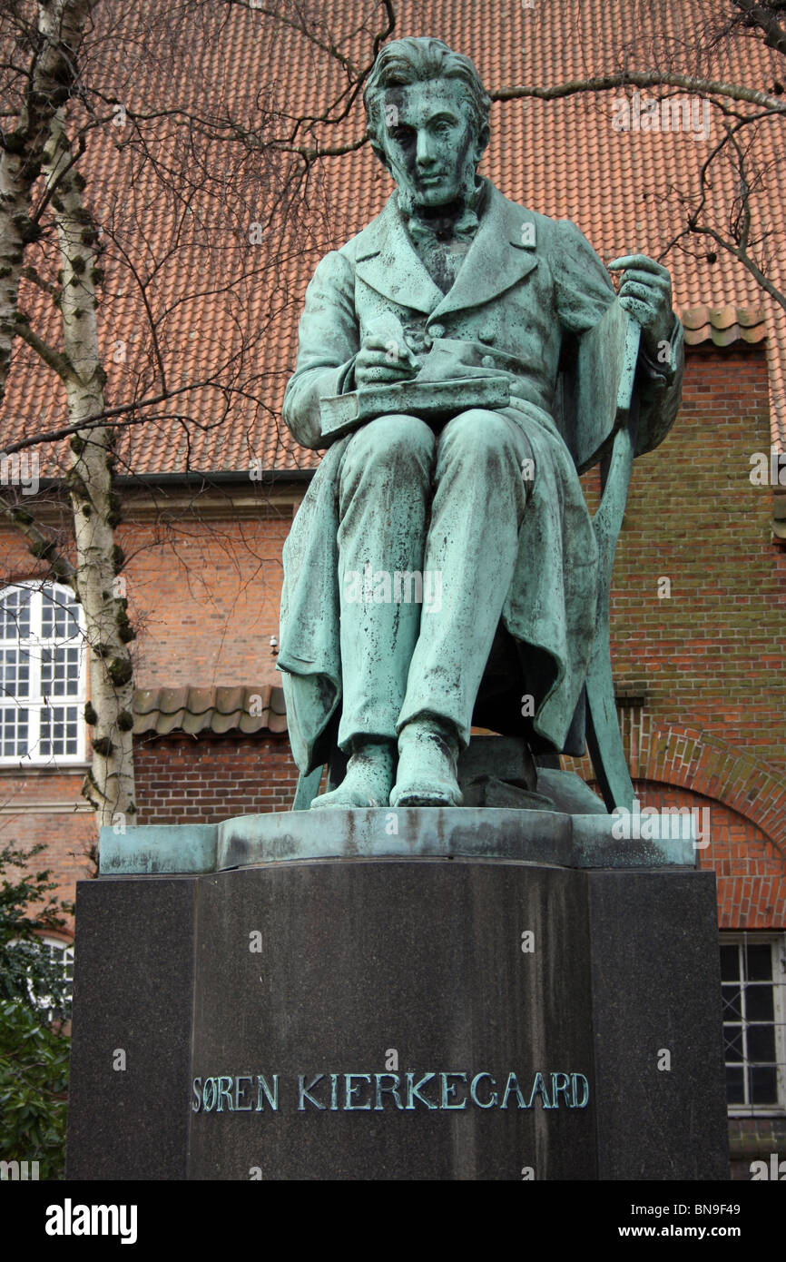 Sitzende Statue des Søren Kierkegaard im Garten der alten königlichen Bibliothek in Kopenhagen. Stockfoto