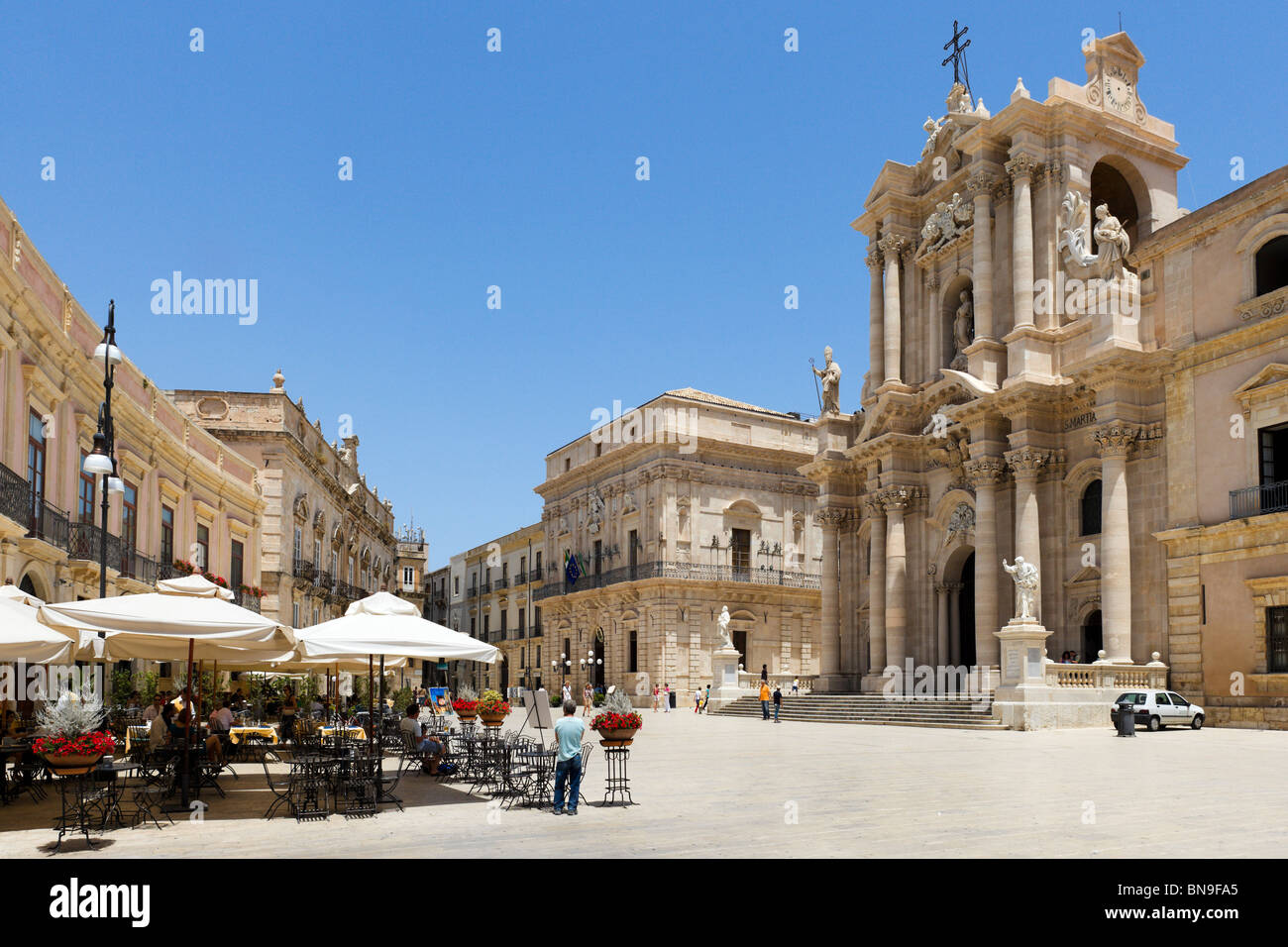 Straßencafé in der Piazza del Duomo mit der Kathedrale hinter Ortigia, Syrakus (Siracusa), Sizilien, Italien Stockfoto