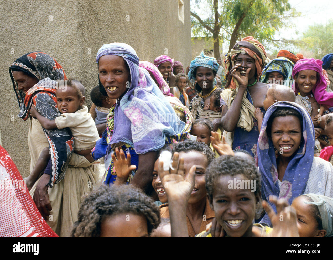 Fröhliche äthiopischen Frauen warten an einem Verteilungspunkt Essen Stockfoto