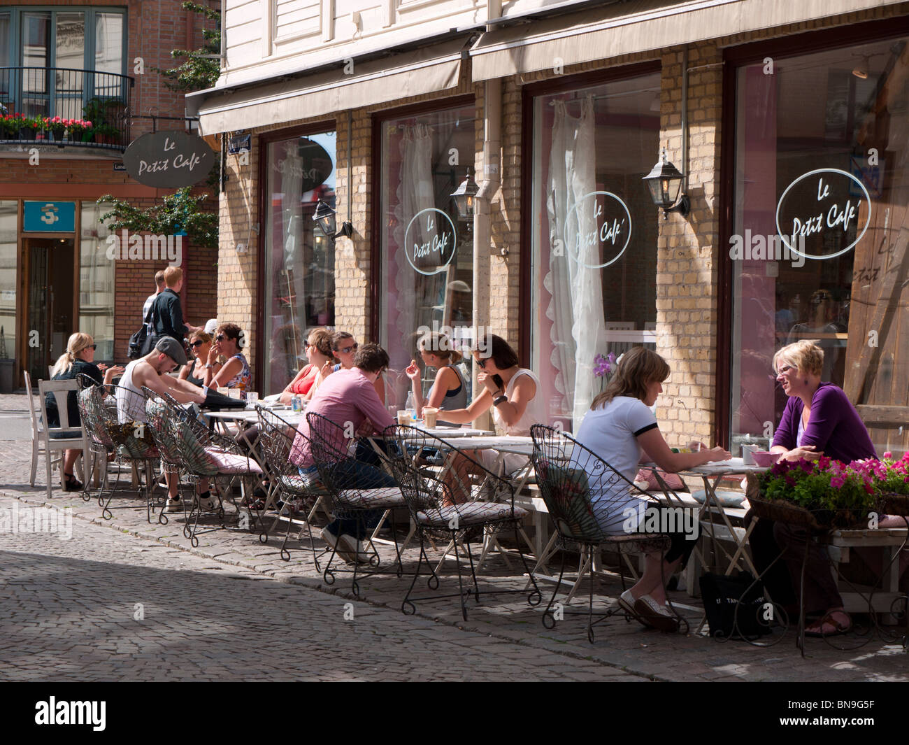 Kleinen Straßencafé im Sommer an der historischen Haga Nygata Street in Haga District von Göteborg Schweden Stockfoto