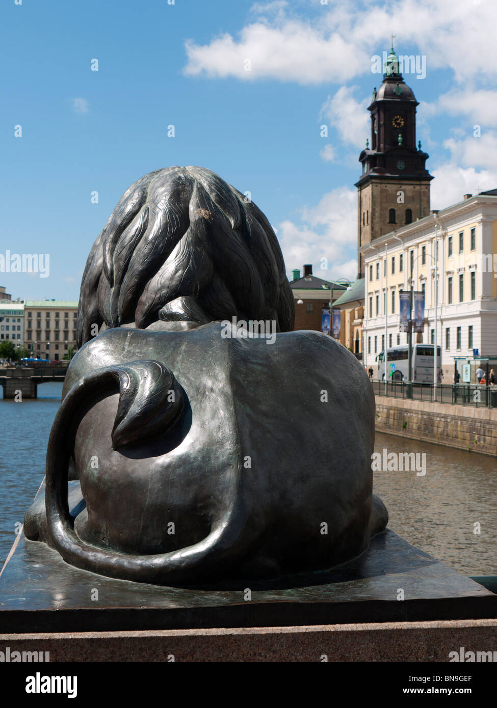 Bronzenen Löwen neben Kanal im Zentrum von Göteborg, Schweden. Stockfoto