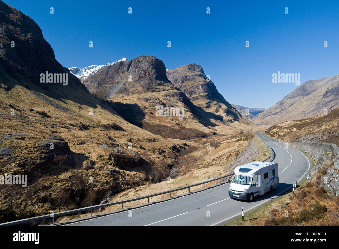Wohnmobil Reisen der Straße durch Glencoe, Schottisches Hochland, Schottland, UK Stockfoto