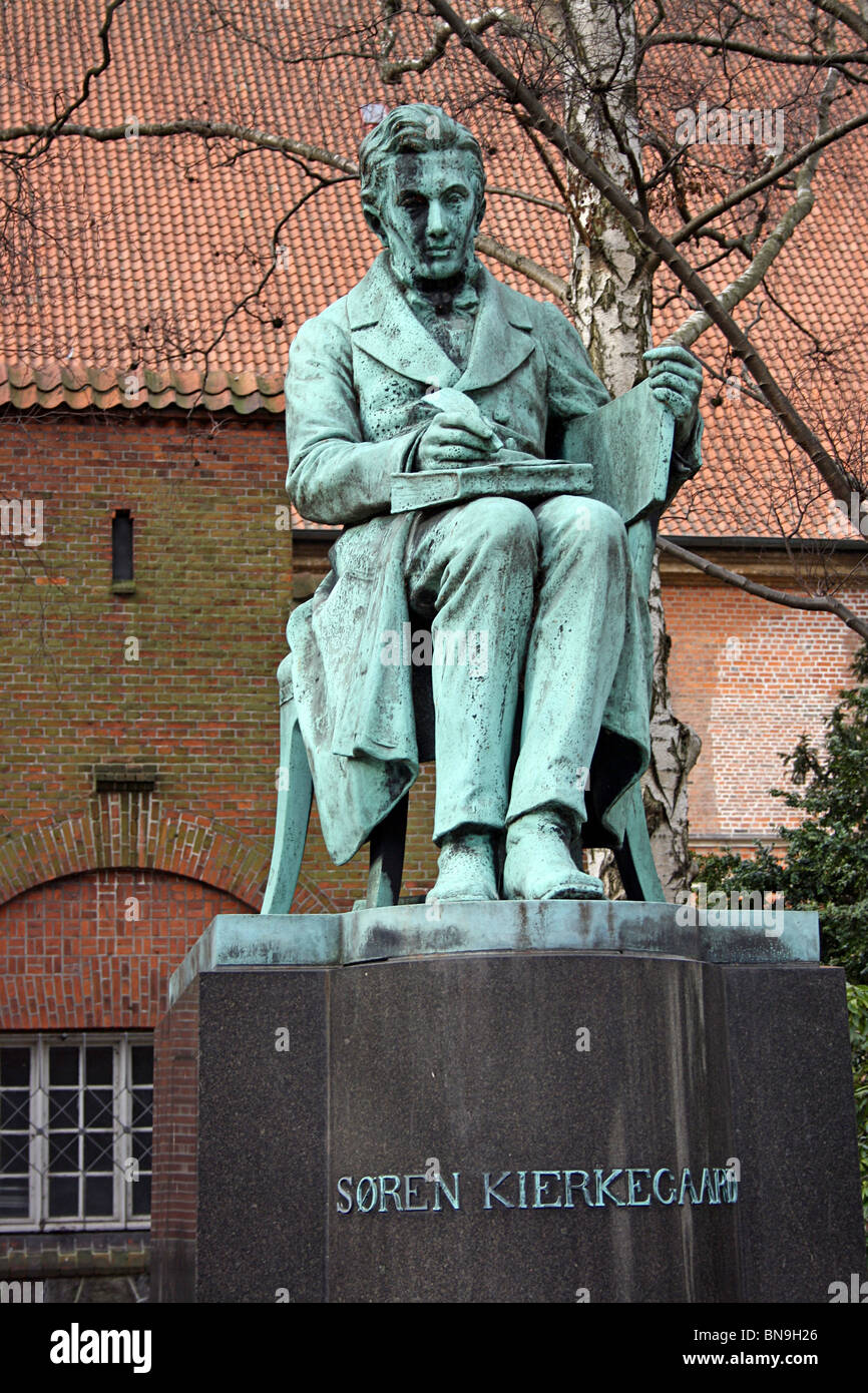 Sitzende Statue des Søren Kierkegaard im Garten der alten königlichen Bibliothek in Kopenhagen. Stockfoto