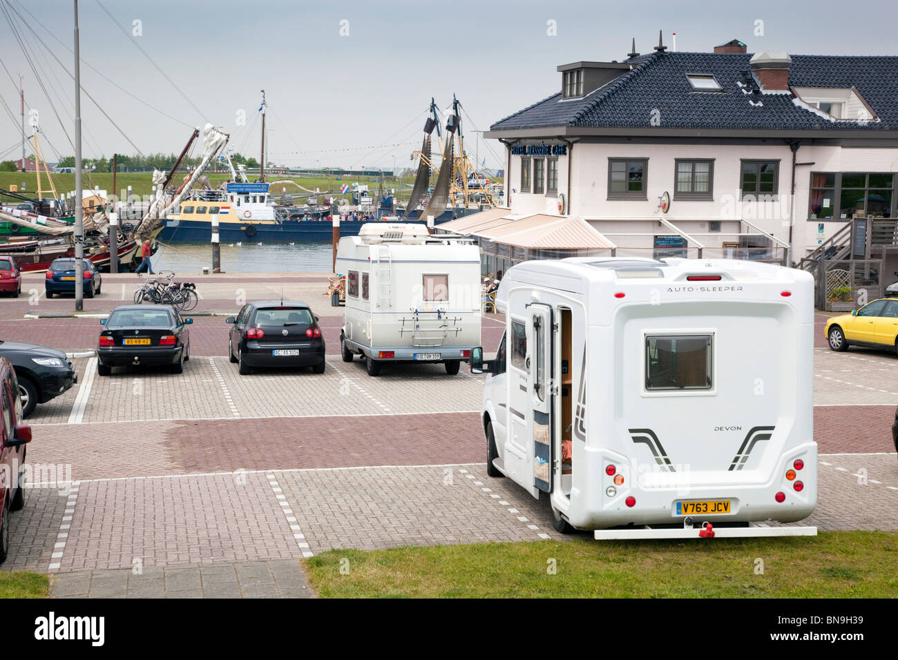 Oudeschild Hafen und Auto Park; Texel; Niederlande Stockfoto