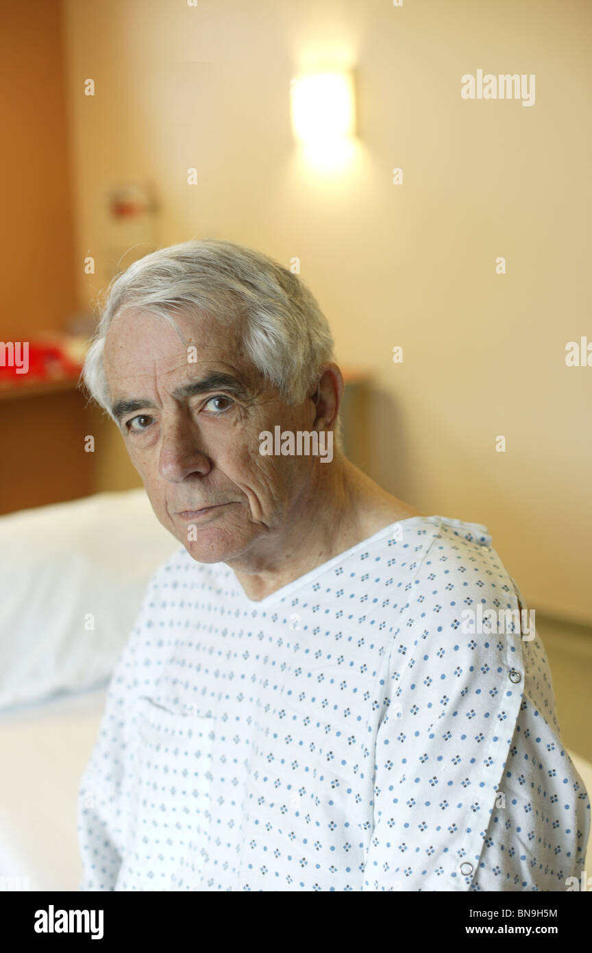 ältere Mann in Kleid im Krankenhaus Stockfoto