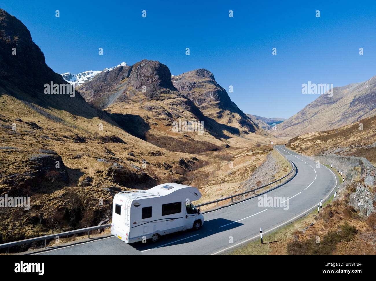 Wohnmobil Reisen der Straße durch Glencoe, Schottisches Hochland, Schottland, UK Stockfoto