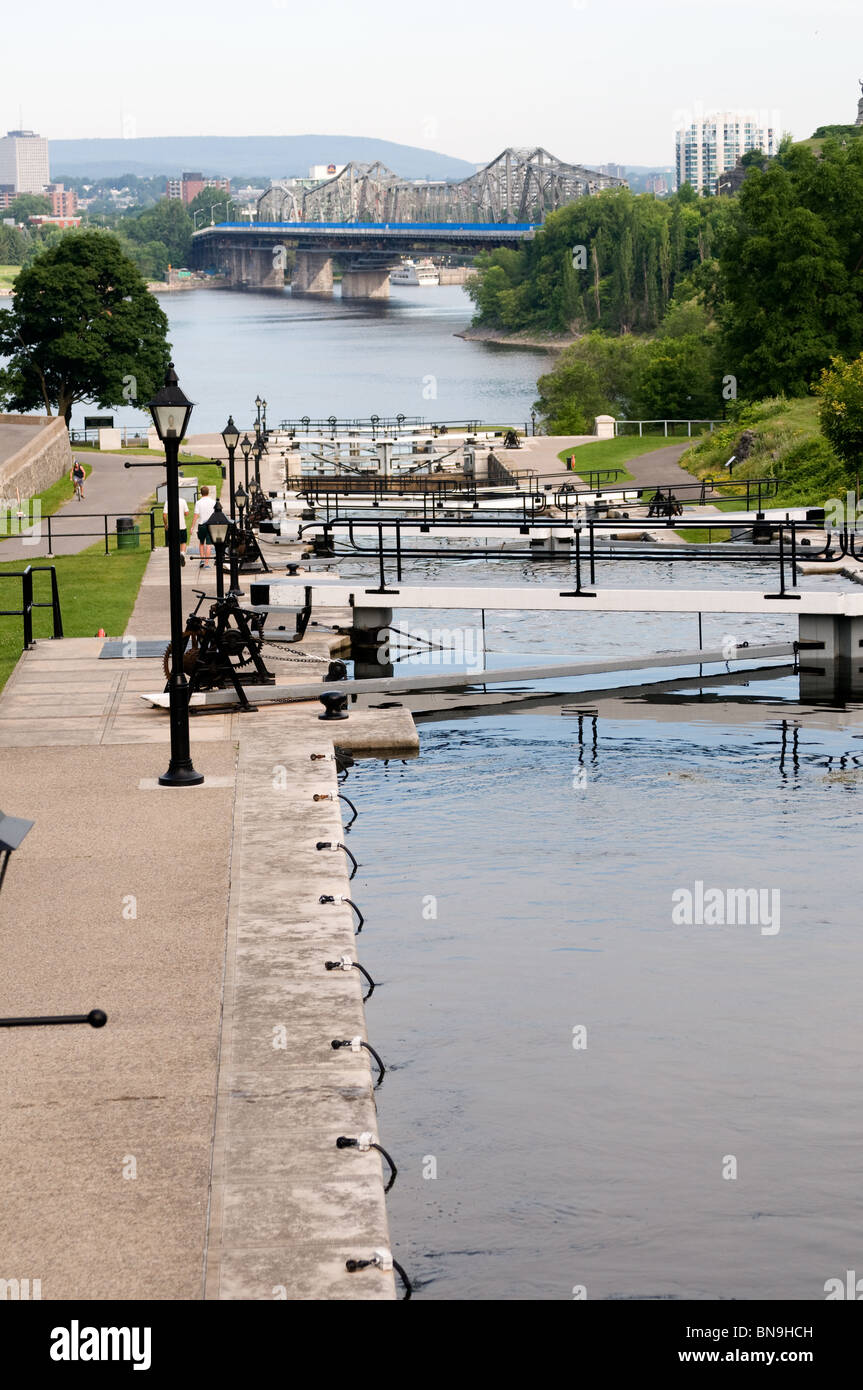 Sperrt auf dem Rideau-Kanal auf dem Ottawa River mit der Alexandra Bridge im Hintergrund Stockfoto