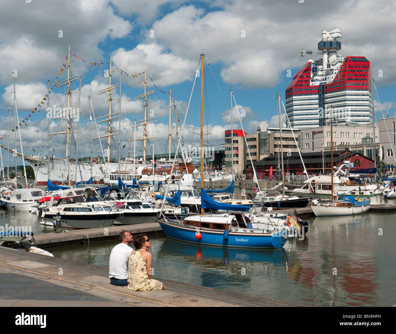 Blick über Hafen im Sommer am Lilla Bommen im schwedischen Göteborg Stockfoto